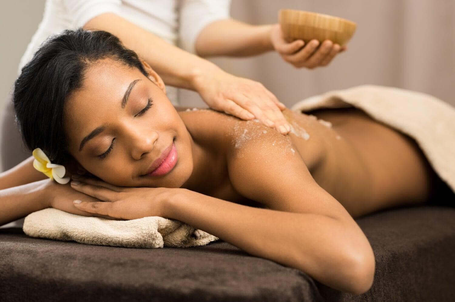 Massage avec des produits bio
